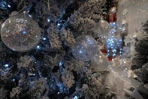 Kerstmis boom decoraties Bij straat markt foto
