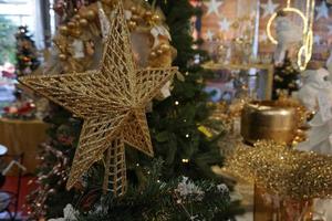 Kerstmis boom decoraties Bij straat markt foto