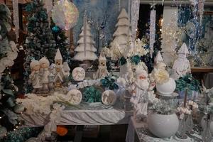 Kerstmis boom decoraties Bij straat markt foto