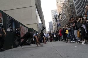 nieuw york, Verenigde Staten van Amerika - mei 7 2019 - breken danser in 5e Laan foto