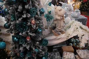 Kerstmis boom decoraties Bij straat markt foto