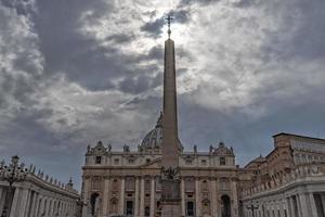 Vaticaan plaats en heilige peter kerk kruis Aan bewolkt lucht foto