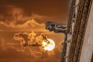 Valencia zijde uitwisseling markt gebouw lonja de la seda waterspuwers Bij zonsondergang foto