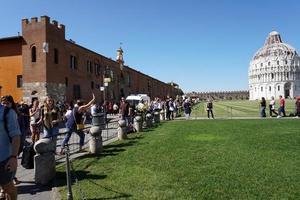 pisa, Italië - september 26 2017 - toerist nemen afbeeldingen Bij beroemd leunend toren foto