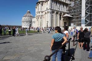 pisa, Italië - september 26 2017 - toerist nemen afbeeldingen Bij beroemd leunend toren foto