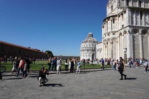 pisa, Italië - september 26 2017 - toerist nemen afbeeldingen Bij beroemd leunend toren foto