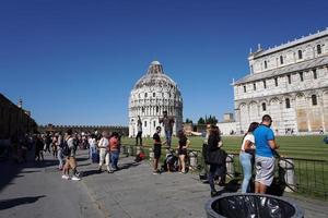 pisa, Italië - september 26 2017 - toerist nemen afbeeldingen Bij beroemd leunend toren foto