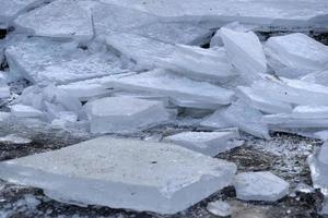 ijspegels bevroren ijs Aan gras meer foto