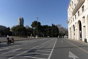 Genua, Italië - april 5 2020 - downtown straten zijn woestijn ten gevolge naar coronavirus covid quarentine foto