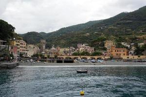 Monterosso, Italië - september 23 2017 - toerist in cinque terre Aan regenachtig dag foto