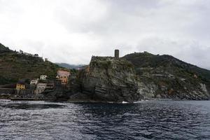 Monterosso, Italië - september 23 2017 - toerist in cinque terre Aan regenachtig dag foto