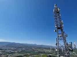 communicatie groot antenne Aan blauw lucht foto
