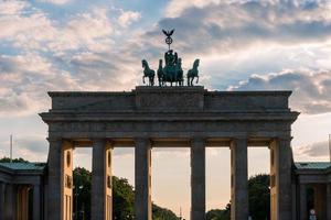 berlijn, duitsland-augustus 8, 2022-specifiek van brandeburg poort gedurende een zonsondergang foto