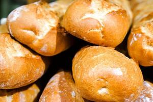 stapel van Frans brood Aan plank in bakkerij. foto