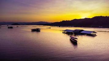 antenne visie van landschap zonsondergang met reservoir en vlot huis Thailand foto