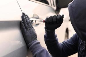 auto dieven geparkeerd in de markt foto