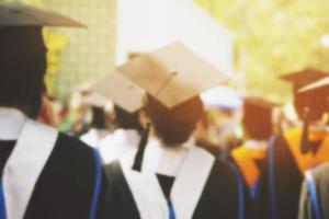 groep van afgestudeerden gedurende aanvang. concept onderwijs felicitatie in Universiteit. diploma uitreiking ceremonie , gefeliciteerd de afgestudeerden in Universiteit gedurende aanvang. foto