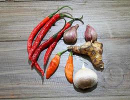 ingrediënten voor maken Chili saus of sambal in Indonesië foto