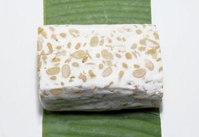 tempeh of tempé is een traditioneel voedsel van Indonesië gemaakt van soja bonen of andere ingrediënten dat zijn verwerkt door fermentatie en is nu al populair in veel landen. foto