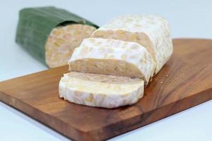 tempeh of tempé is een traditioneel voedsel van Indonesië gemaakt van soja bonen of andere ingrediënten dat zijn verwerkt door fermentatie en is nu al populair in veel landen. foto