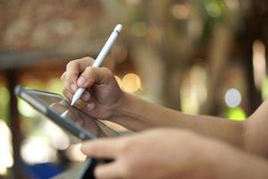 vrouw hand- werken op zoek Bij plan Aan computer in cafe foto