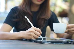 vrouw hand- werken op zoek Bij plan Aan computer in cafe foto