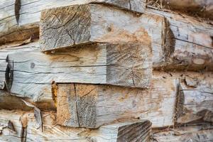 houten muur van logboeken. hoek van een log huis foto