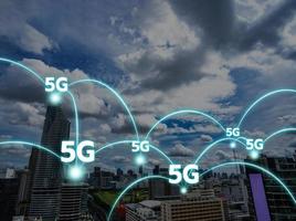 5g laser straal netwerken, gebouw naar gebouw in Bangkok hoofdstad antenne binnenstad. zijn een financieel gebouw Oppervlakte met hoog communicatie en technologie verbinding centra. foto