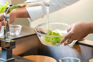 groente groen eik in water was gewassen in glas schaal. foto