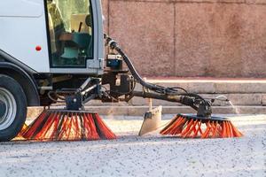 veger schoonmaak machine Aan een stad straat foto