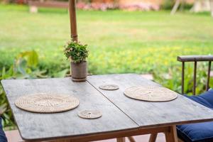 Thailand noordelijk traditioneel modern combinatie hout tafel en stoel reeks met rieten bord Aan het in de tuin vervagen achtergrond foto