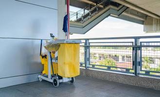 professioneel schoonmaak trolley uitrusting is geparkeerd Bij de buitenshuis veld- en klaar voor elke dag gebruiken. foto