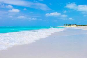 mooi wit zand strand en turkoois schoon water foto