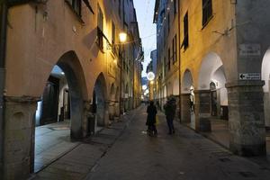 chiavari, Italië - december 23, 2018 - historisch middeleeuws stad- is vol van mensen voor Kerstmis foto