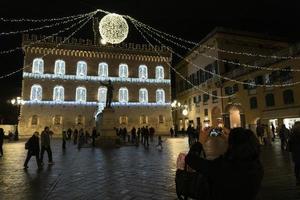 chiavari, Italië - december 23, 2018 - historisch middeleeuws stad- is vol van mensen voor Kerstmis foto