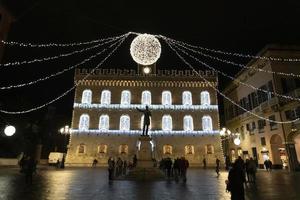 chiavari, Italië - december 23, 2018 - historisch middeleeuws stad- is vol van mensen voor Kerstmis foto