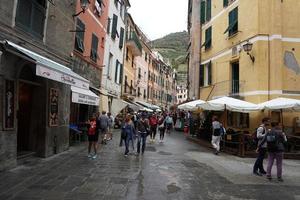 vernazza, Italië - september 23 2017 - toerist in cinque terre Aan regenachtig dag foto