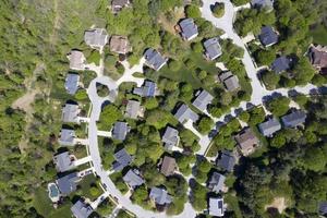 bovenste midden- klasse Amerikaans buurt met gebogen straat in Maryland foto