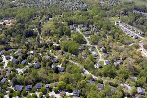 bovenste midden- klasse Amerikaans buurt met gebogen straat in Maryland foto