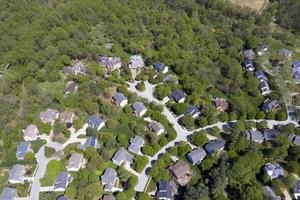 bovenste midden- klasse Amerikaans buurt met gebogen straat in Maryland foto