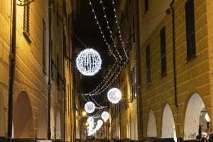 chiavari, Italië - december 23, 2018 - historisch middeleeuws stad- is vol van mensen voor Kerstmis foto