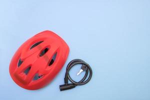 beschermend fiets helm met een fiets slot Aan een blauw achtergrond met kopiëren ruimte foto