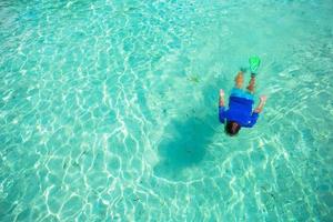 jong Mens snorkelen in Doorzichtig tropisch turkoois wateren foto