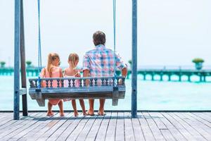 vader en kinderen genieten van strand zomer vakantie foto