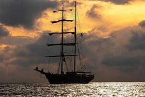 oud vaartuig silhouet Bij zonsondergang foto