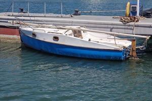 aangemeerd zeilboot beschadigd na orkaan foto