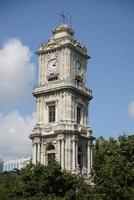 dolmabahce klok toren in Istanbul, turkiye foto