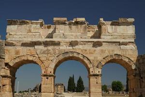 frontinus poort Bij hierapolis oude stad in pamukkale, denizli, turkiye foto