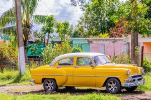 oud geel Amerikaans retro auto geparkeerd in de platteland, ciego de avila, Cuba foto