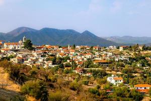 panorama van lefkara, traditioneel cypriotisch dorp met rood op het dak huizen en bergen in de achtergrond, larnaca wijk, Cyprus foto